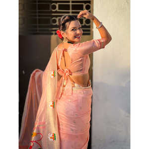 ผ้าไหมออร์แกนซ่าสีชมพูอ่อนลายหงส์ปาธานี  ผ้าไหมซารีหรูหราทอมือด้วยดิ้นทอง สำหรับสุภาพสตรี - Product Image 3