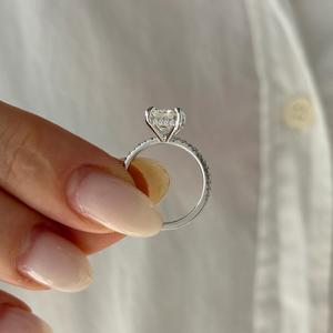 Anillo de compromiso clásico con diamante de corte esmeralda para mujer, oro blanco de 10k, engaste de púas, estilo geométrico - Product Image 2