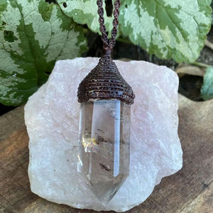 Collier Statement Bohème en Macramé avec Pendentif Pointe de Cristal de Quartz Clair Naturel, Fait Main, Énergie Guérison, Réglable, Thème Bouddhisme et Papillon - Product Image 1