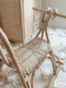 Chaise à bascule carrée industrielle pour enfants en rotin naturel tressé, écologique, empilable, sûre pour les bébés, mobilier jouet pour garçons - Product Image 3