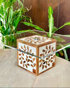 Vente en gros de présentoir à gâteaux artisanal en bois avec incrustation et plateau en acrylique pour maison de luxe, hôtel et restaurant pour événement - Product Image 2