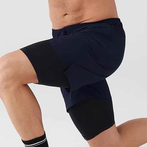 En vente 2-en-1 Short de sport décontracté pour homme en coton extensible dans les 4 sens avec décoration à motifs Comfort Fit - Product Image 2