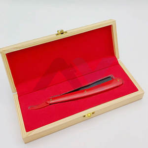 มีดโกนหนวดรุ่นล่าสุด ด้ามพลาสติกสีแดง มีดโกนสำหรับช่างตัดผม พร้อมโลโก้สั่งทำพิเศษ และบรรจุในกล่องไม้ มีดโกนแบบตรง ผ่านการทดสอบด้วยมือ - Product Image 1