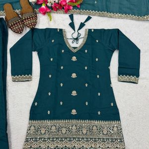 Top de seda romana pesada de diseñador con bordado, con Sharara Palazzo y Dupatta de Mal Chanderi |   Vestido de Fiesta con Lentejuelas de 3mm para Bodas - Product Image 4