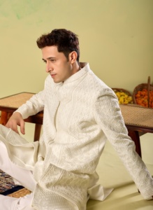 Traje de Novio con Base de Tela Pearl Off White, Diseño de Rejilla de Diamantes, Paisley y Medallón Kalki Codificado, Marca Divine Touch - Product Image 6