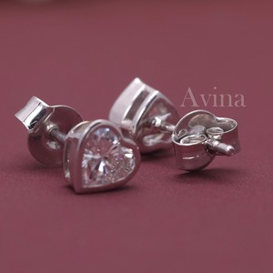 Boucles d'oreilles solitaires en diamant de laboratoire certifié IGI, forme cœur, serties clos en or 18 carats - Product Image 2