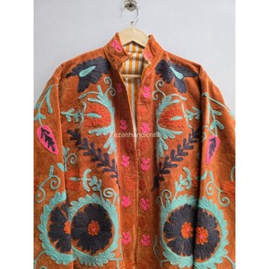 Chaqueta Suzani de Uzbekistán, Chaqueta de Terciopelo con Bordado de Flores, Chaqueta Estilo Boho Chic con Forro Interior de Algodón - Product Image 4