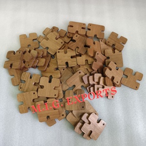 Cartes/tapis en bois utilisées pour la fabrication de textiles complexes et étroits, tels que des ceintures robustes, des sangles, des garnitures de vêtements et des tapisseries. - Product Image 2