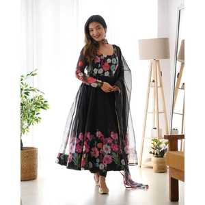 CONJUNTO DE TRAJE ANARKALI DE ORGANZA SUAVE PURO DE COLOR NEGRO CON COSTURA COMPLETAMENTE DE LA COSA - Product Image 3