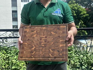 Planche à découper rectangulaire en teck de haute qualité avec rainure pour les jus, fabriquée par un fabricant certifié vietnamien - Product Image 1