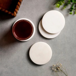 Ensemble de sous-verres ronds en marbre, best-seller, avec couleurs assorties et sous-verres décoratifs en pierre pour tables basses modernes, en vente - Product Image 1