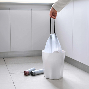 ถุงขยะพลาสติกแบบมีเชือกรูดกันรั่วจุได้ง่ายม้วนเก็บได้ปรับแต่งได้ตามต้องการใช้ในครัวเรือนจัดการขยะจากโรงงานเวียดนาม - Product Image 6