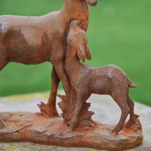 Grande sculpture en fonte de cerf mère avec cerf-faucon, finition rouille, pour événements de jardin, décoration de Noël - Product Image 3