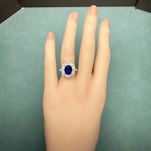 Bague de fiançailles pour femme en saphir bleu taille coussin avec halo de diamants, style classique, certifiée IGI - Product Image 3