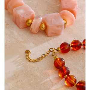 Collier artisanal en résine, Aura Radiante, Collier de perles en résine de luxe, Éclat Prisme, Collier de créateur en résine - Product Image 4