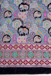 Tela de crepé natural con estampado floral rosa dulce y borde ornamental pesado para material de vestido Kurti de diseñador. - Product Image 4