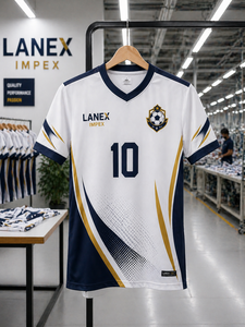 Ensemble d'uniformes de football blanc et marine de qualité supérieure avec accents dorés, kit de football respirant en polyester avec design personnalisé numéro 10 pour équipe - Product Image 5