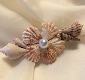 Barrette de luxe faite à la main en coquillages naturels, accessoire capillaire bohème pour femme, idéal pour l'été et la plage, vente en gros Vietnam - Product Image 1