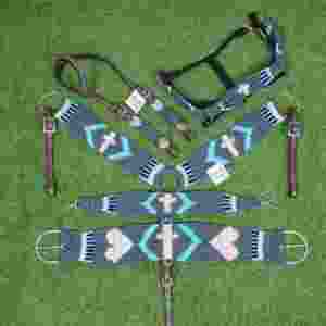 Conjunto de cabezada y pechera de mohair, gris oscuro, azul cielo, beige, con cincha de cuero argentino - Product Image 1