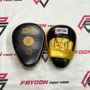นวมซ้อมมวย Fairtex รุ่นใหม่ ดีไซน์โค้งสีดำทอง  งานแฮนด์เมด บุหนังวัวแท้ - Product Image 1