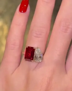 Bague de fiançailles en argent 925 avec émeraude et diamant moissanite en forme de poire, deux pierres cultivées en laboratoire - Product Image 4