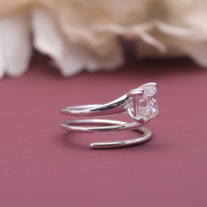 Bague de fiançailles solitaire moderne en or blanc/rose et or jaune 9 carats avec diamant Asscher cultivé en laboratoire certifié IGI, serti en spirale - Product Image 2