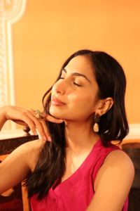 Boucles d'oreilles pendantes en améthyste naturelle et labradorite avec perle baroque – Bijoux artisanaux plaqués or 18 carats - Product Image 2