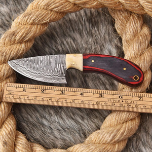 Cuchillo de caza y camping EDC de hoja fija de acero de Damasco hecho a mano, mango de madera Pakka rojo y negro, funda de cuero, venta al por mayor. - Product Image 2