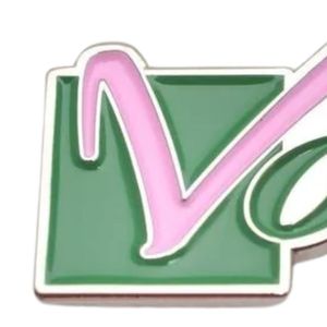 Broche décorative en émail « Pretty Girl Vote » rose et verte, accessoire de mode pour femme, inspiré des sororités, idéal pour les réunions - Product Image 4