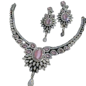 Ensemble de collier tendance avec boucles d'oreilles pour femmes, avec finition argentée, AD Stones Look Collection de vêtements pour fêtes de mariage - Product Image 1