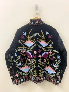 Chaqueta de terciopelo negro real premium para mujer, estilo tradicional rajastaní, abrigo corto tipo capa con diseño de diseñador, cálido para invierno, con apertura frontal. - Product Image 2