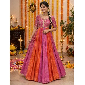 ชุดเดรสยาวแบบ Anarkali สีส้มอมม่วงสำหรับผู้หญิง คุณภาพส่งออก ผ้าไหมปักลาย แต่งงานแบบดั้งเดิม - Product Image 1