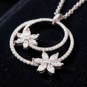 Colgante Floral de Doble Círculo con Diamantes Cultivados en Laboratorio con Corte Marquesa, Chapado en Oro, Regalo Inspirado en la Naturaleza para Ocasiones Festivas - Product Image 2