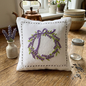 Sachets parfumés brodés en forme de couronne de lavande, en coton blanc de haute qualité, avec ourlet festonné, pour vente en gros - Product Image 4