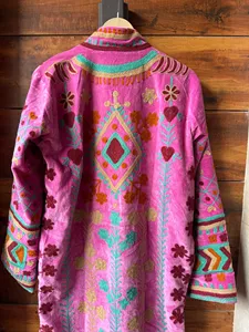 Chaqueta Larga de Terciopelo Bordado Rosa para Mujer, Estilo Étnico, Cuello Alto, Manga Larga, Diseño Floral, Ropa de Invierno - Product Image 4