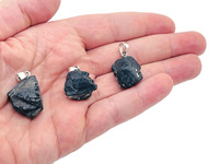 Pendentif en tourmaline noire irrégulière avec attache en argent, conçu pour les bijoux en pierres semi-précieuses