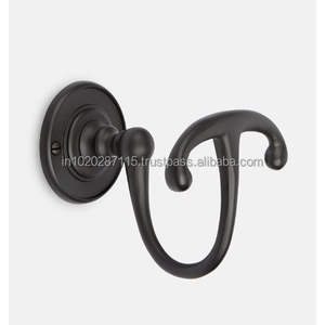 Crochets muraux artisanaux en métal avec des caractéristiques durables et décoratives pour les salles de bain ou les vestiaires. - Product Image 1