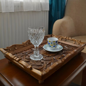 Plateau de service en bois classique au design floral unique, fabriqué à la main en bois massif, rectangulaire, décoratif, élégant, pour servir du thé, du café et des en-cas - Product Image 1