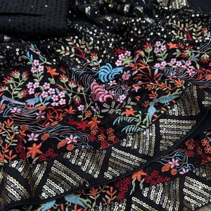Sari élégant en faux georgette noir avec broderie multicolore et travail de sequins, accompagné d'un chemisier en soie satinée Banglori, 5,5 mètres - Product Image 3