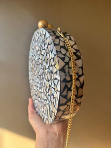 Pochette personnalisable en métal et nacre Design artisanal exquis pour le luxe et l'élégance de tous les jours - Product Image 3