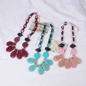 Collier en résine artisanale de qualité supérieure avec design en cristal pour femmes, pendentifs de mode, bijoux de mode. - Product Image 5