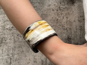 Bracelet manchette en corne MN EXPORTS, style moderne, unisexe, motif animalier marron et blanc naturel, cadeau chrétien, Inde - Product Image 5