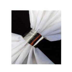 Vente en gros Porte-serviettes rond en métal au design de feuille gravé à la main pour hôtel restaurant café - Product Image 2