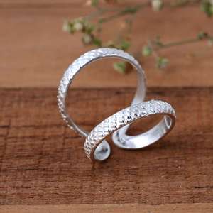 แหวนเงินรูปตัววีแบบปรับได้สำหรับทุกเพศจาก SHYAM JEWELRS แหวนลายดอกไม้แกะสลักหรูหราแบบสามวง ช่วยพยุงนิ้ว เหมาะสำหรับงานแต่งงานและงานปาร์ตี้ - Product Image 2