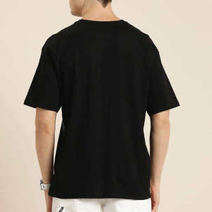 Camiseta extragrande única con estructura relajada y tacto ligero, diseñada para brindar comodidad, estilo y fácil uso diario. - Product Image 2
