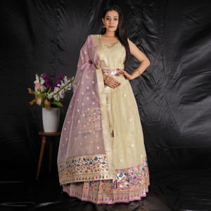 ชุดเดรสสไตล์อานาร์กาลีผ้าไหมบานาราซี พร้อมผ้าคลุมไหล่ปักลายดิ้นทอง ดีไซน์หรูหรา เหมาะสำหรับงานเลี้ยงและงานเฉลิมฉลอง - Product Image 2