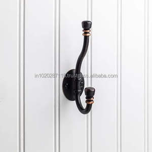 Crochets muraux durables en métal fini vintage pour l'organisation du mur d'entrée avec d'élégants détails rustiques fabriqués à la main - Product Image 2