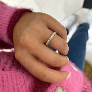 Bague empilable en or massif 14K avec diamant de 1 carat, sertie à griffes, taille émeraude, demi-éternité, de laboratoire, fabrication de joaillerie fine, style East West - Product Image 6