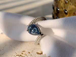 แหวนเพชรโมอิสซาไนต์สีน้ำเงินทรงลูกแพร์ ดีไซน์ไขว้สุดพิเศษ สำหรับผู้หญิง เงินแท้ 925 ของแท้ เหมาะเป็นของขวัญแทนใจสำหรับคนรัก - Product Image 3