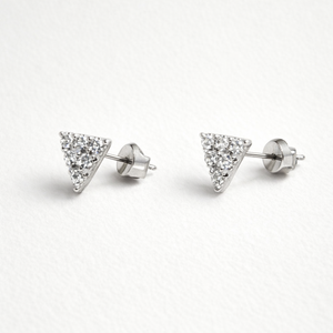 Pendientes Románticos de Plata de Ley Chapados en Oro con Circonita Cúbica de Corte Brillante Redondo en Forma de Triángulo para Compromiso, Boda o Fiesta - Product Image 2